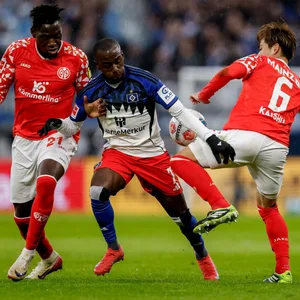 Danny da Costa, Jean-Luc Dompé und Kaishu Sano kämpfen um den Ball