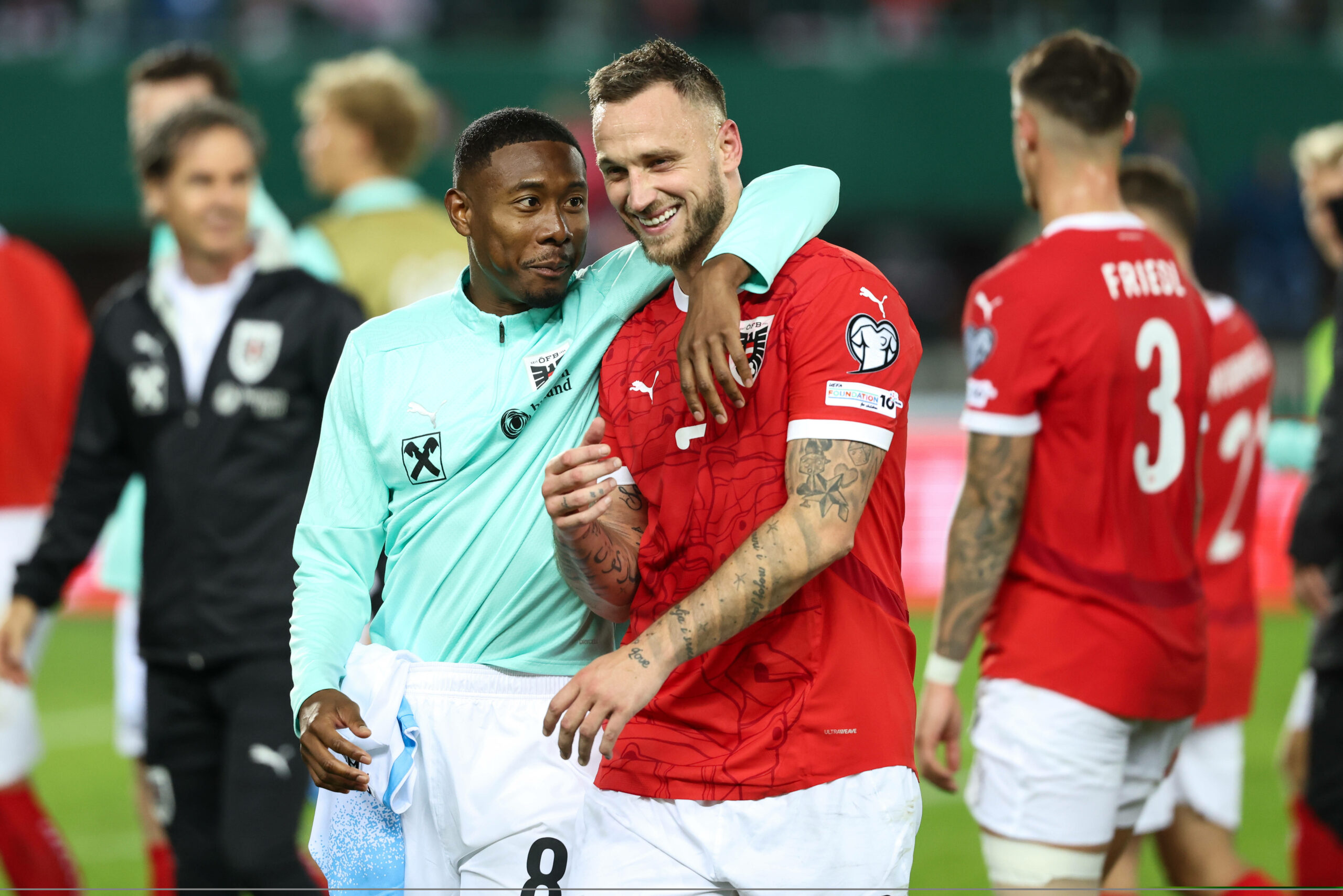 Marko Arnautovic erhält Glückwünsche von David Alaba.