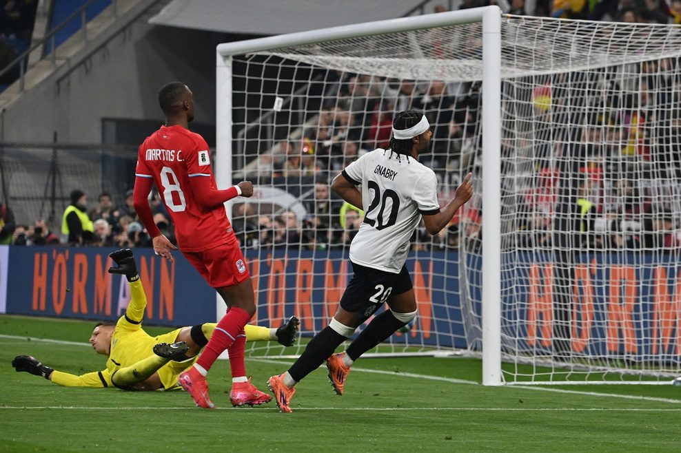 Serge Gnabry erzielt ein Tor für Deutschland