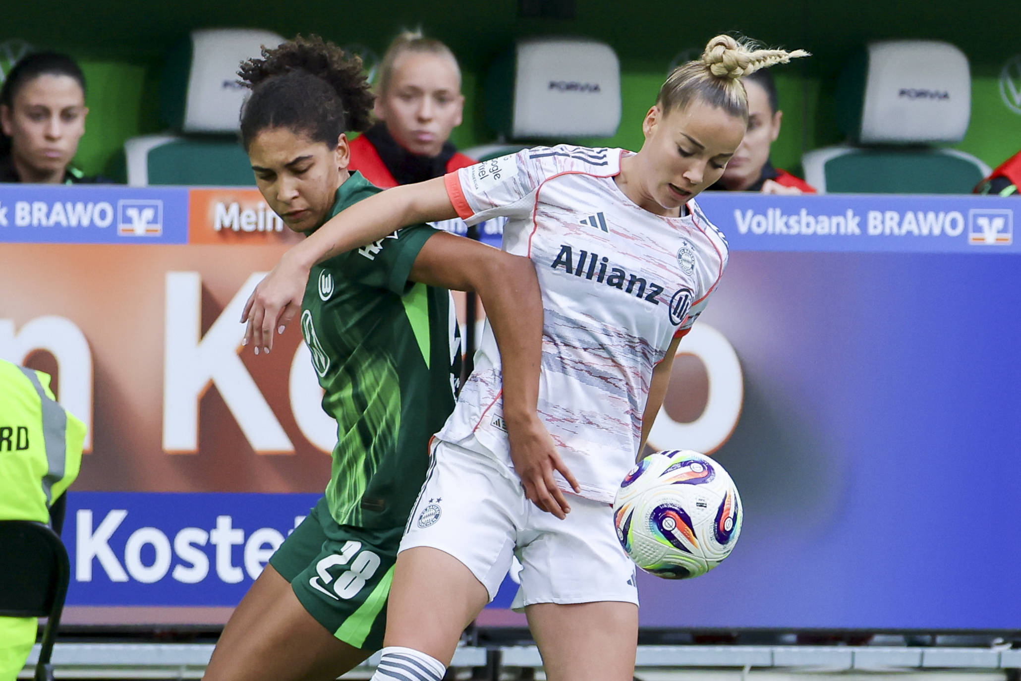 Bayerns Giulia Gwinn Wolfsburgs Cora Zicai