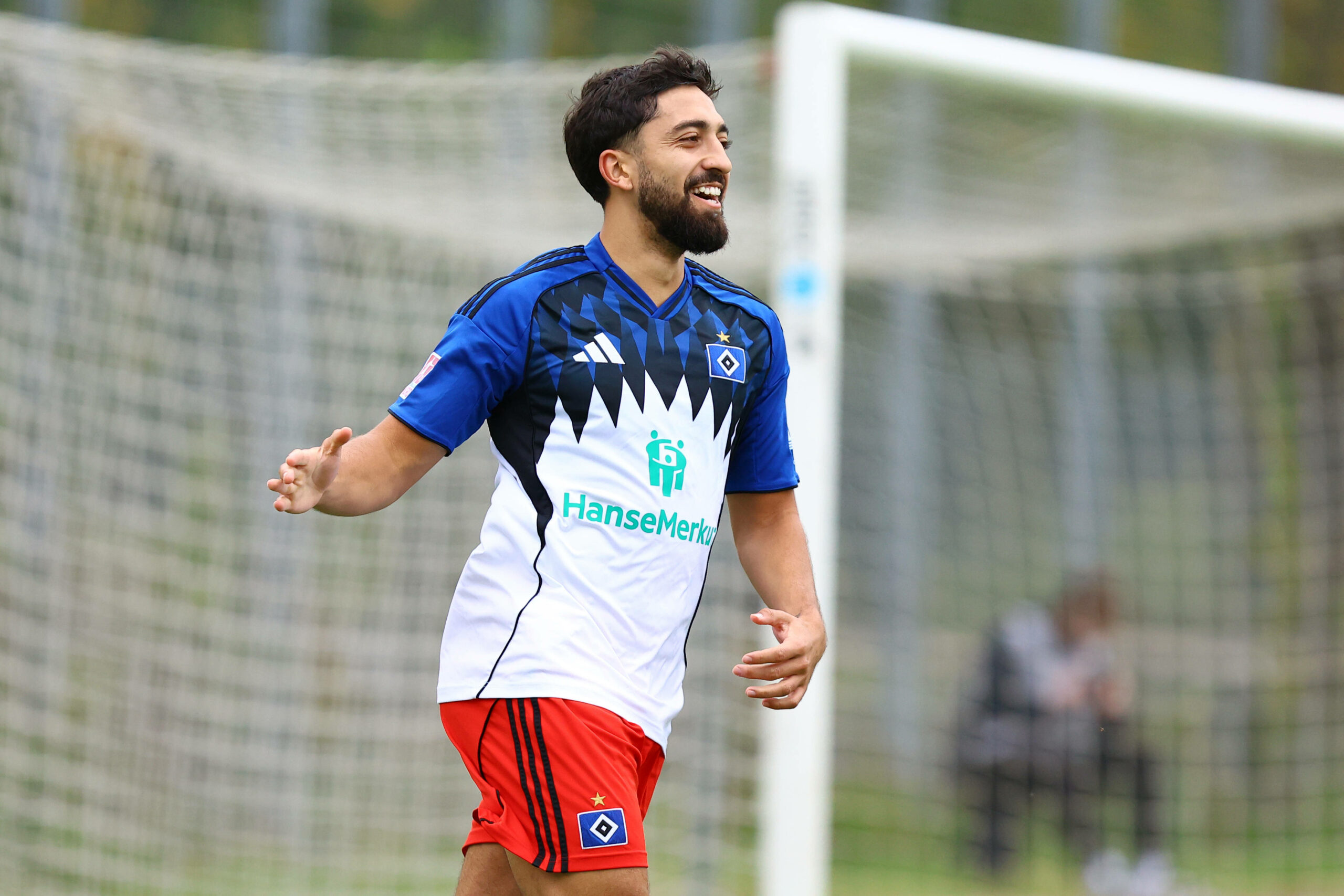 HSV-SPieler Immanuel Pherai jubelt