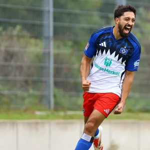 Immanuel Pherai freut sich über eines seiner Tore für die U21 des HSV.