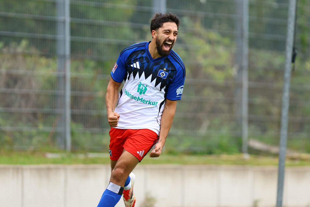 Immanuel Pherai freut sich über eines seiner Tore für die U21 des HSV.