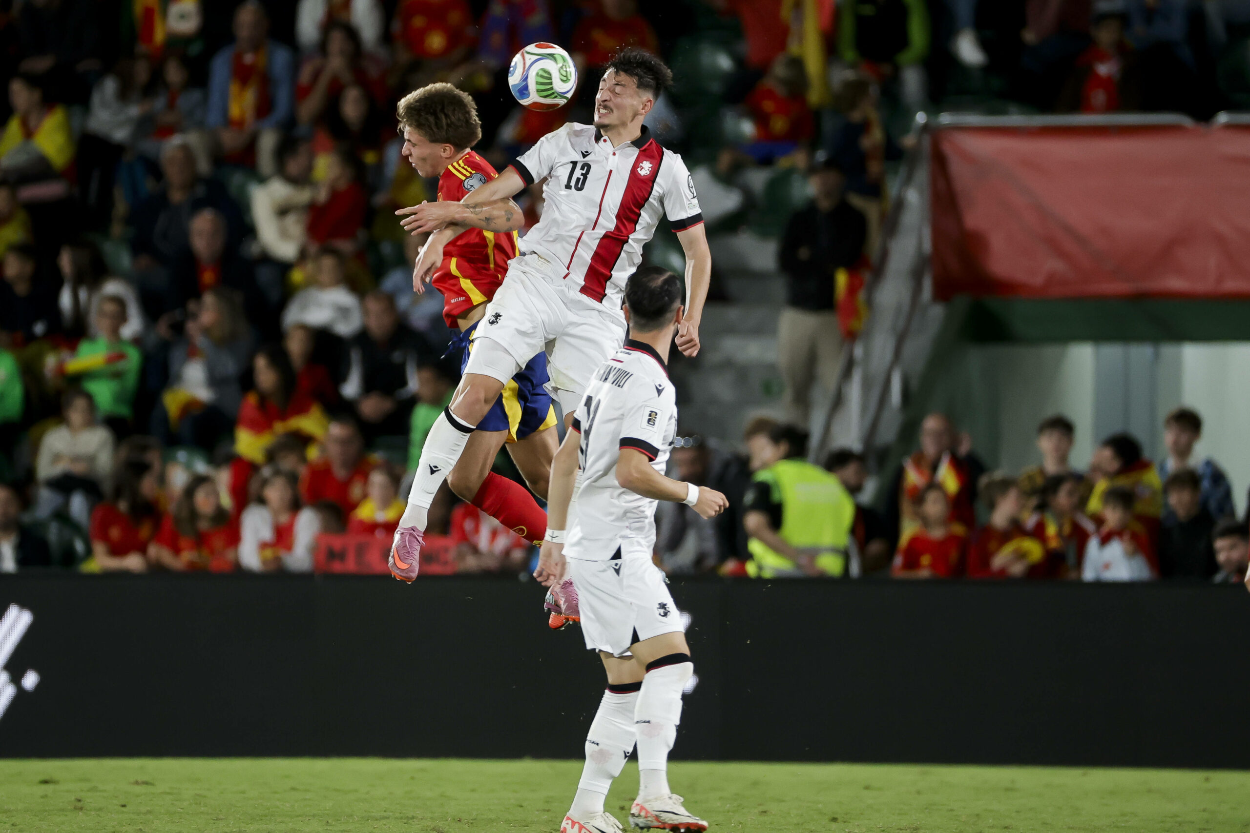 Giorgi Gocholeishvili gewinnt ein Kopfballduell gegen Spanien.