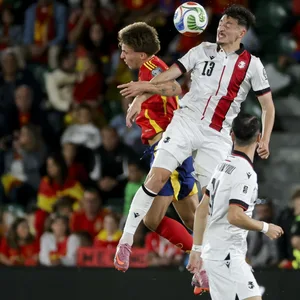 Giorgi Gocholeishvili gewinnt ein Kopfballduell gegen Spanien.