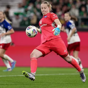 HSV-Torhüterin Larissa Haidner macht einen Abstoß