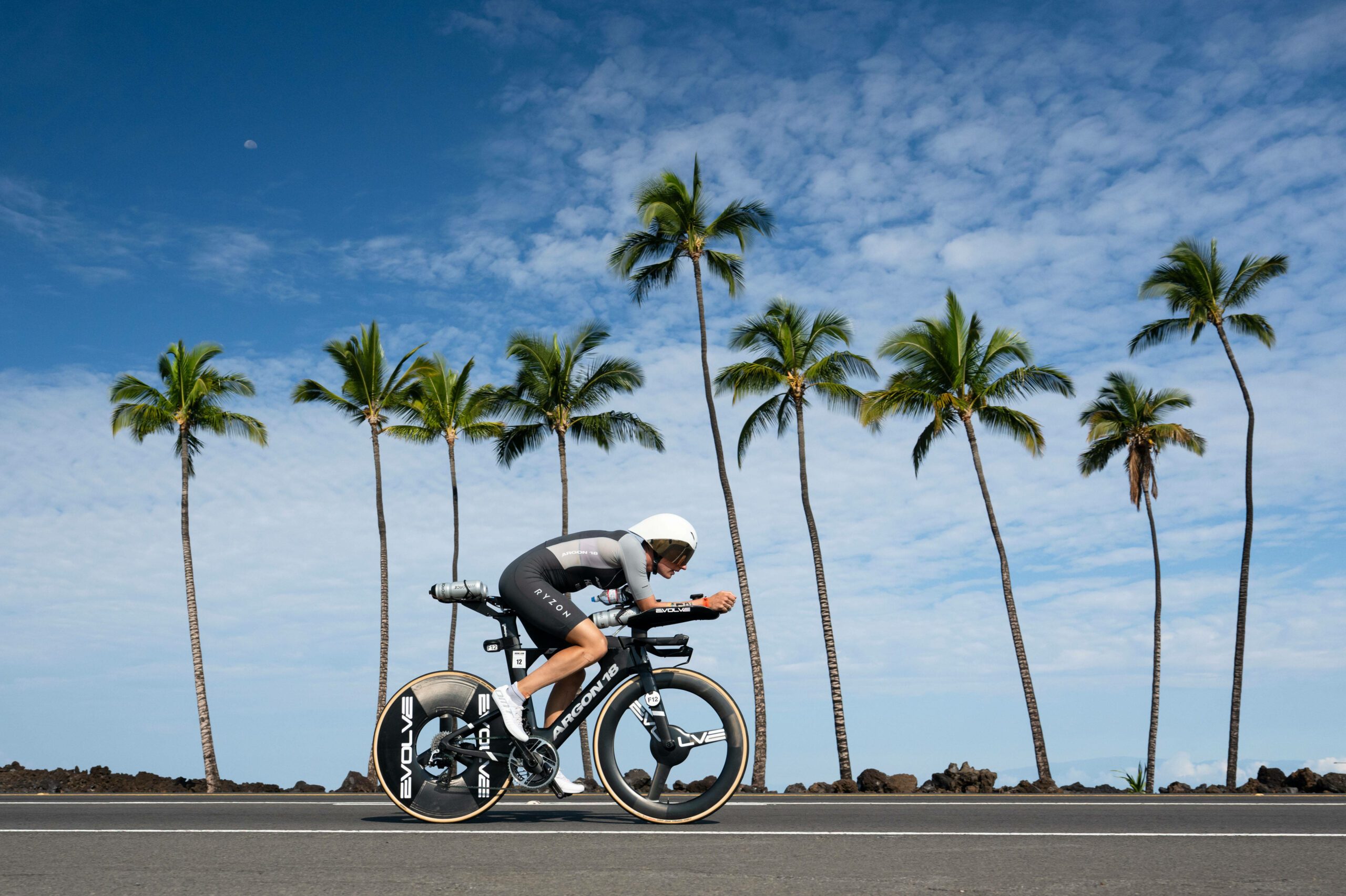 Anne Reischmann auf ihrem Fahrrad beim Ironman auf Hawaii