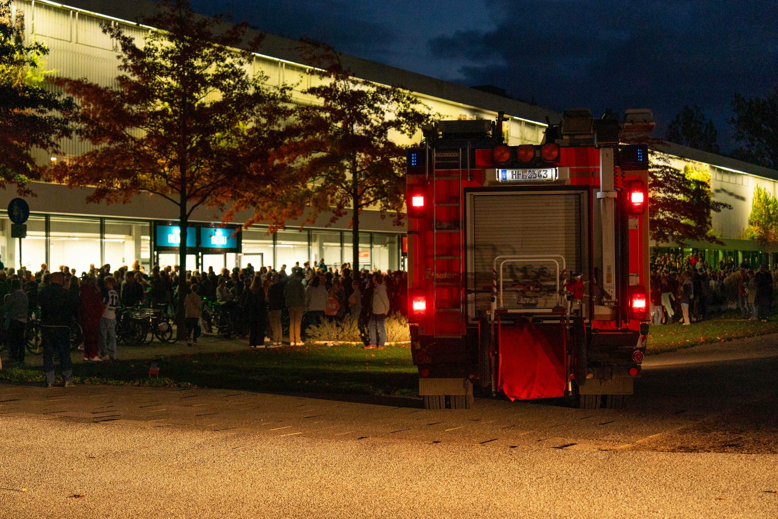 Die Feuerwehr vor der Inselpark Arena
