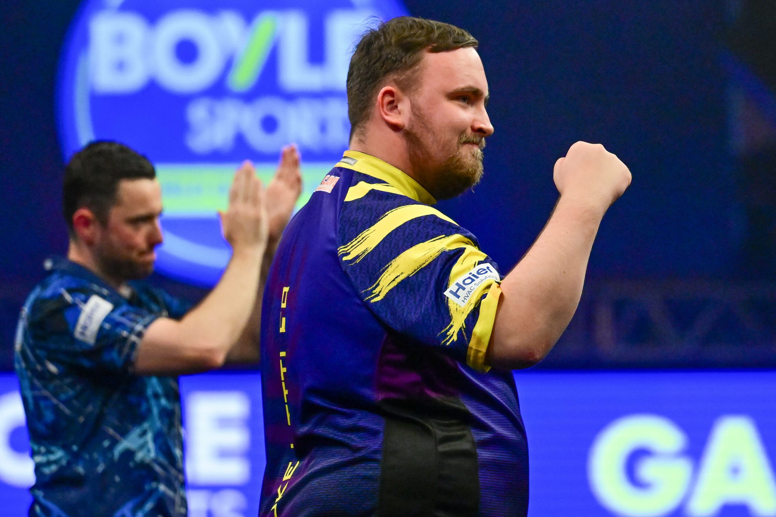Darts-Spieler Luke Littler jubelt