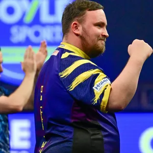 Darts-Spieler Luke Littler jubelt