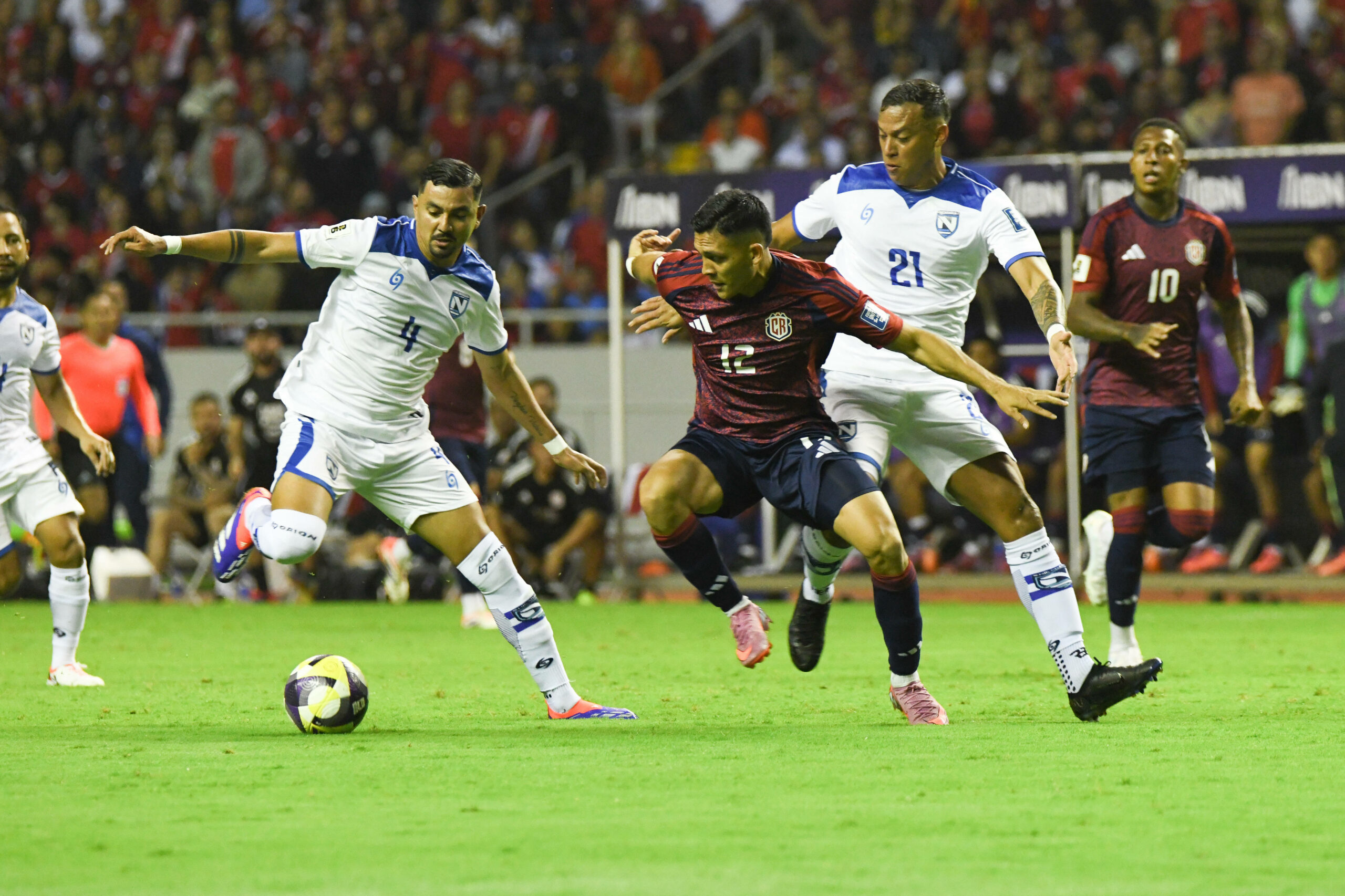 Costa Ricas Alonso Martinez im Zweikampf mit zwei Spielern aus Nicaragua