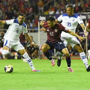 Costa Ricas Alonso Martinez im Zweikampf mit zwei Spielern aus Nicaragua