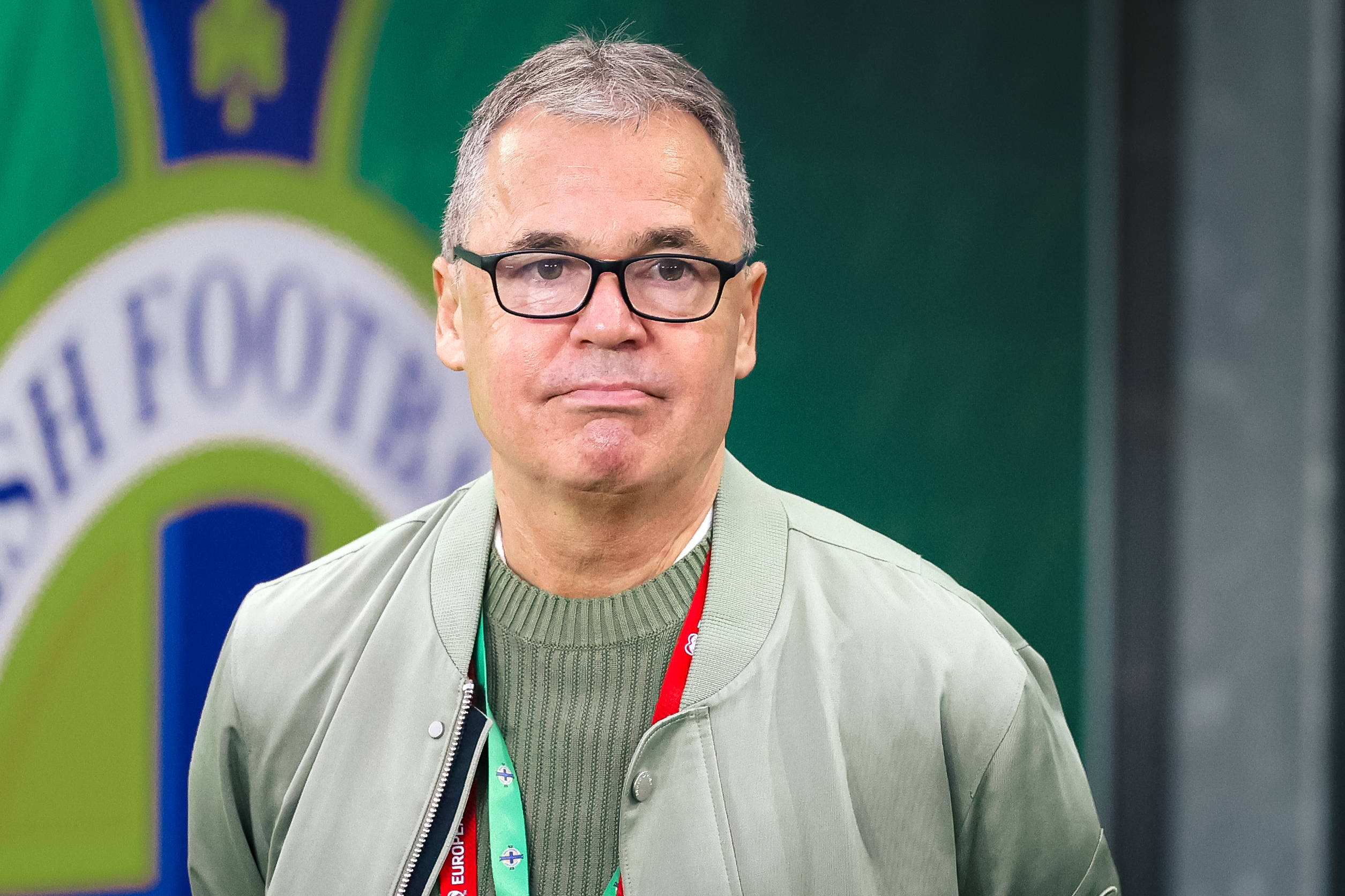 DFB-Geschäftsführer Andreas Rettig in grüner Bomberjacke beim DFB-Spiel in Nordirland