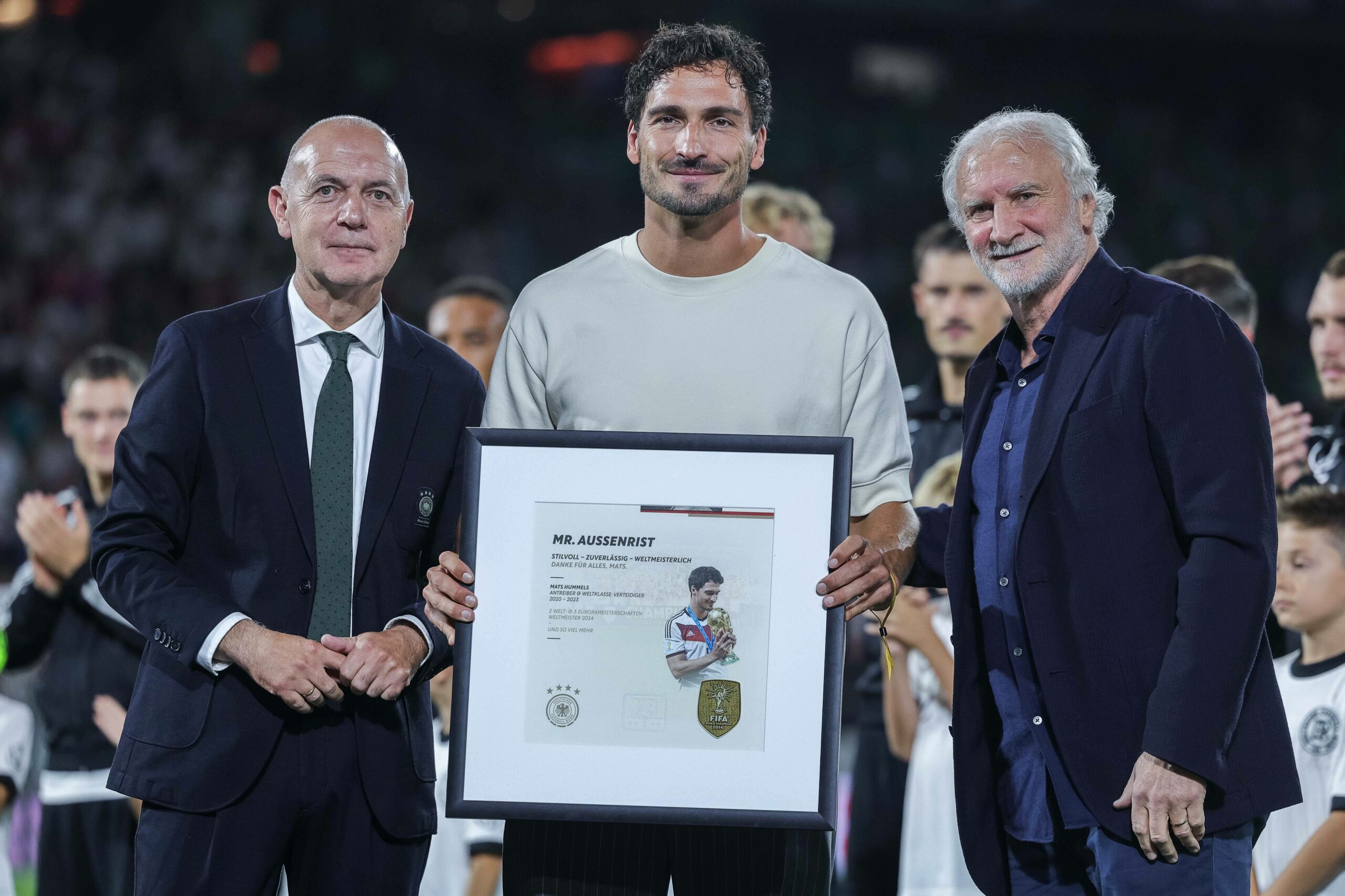 Mats Hummels bei seiner Verabschiedung neben Bernd Neuendorf und Rudi Völler