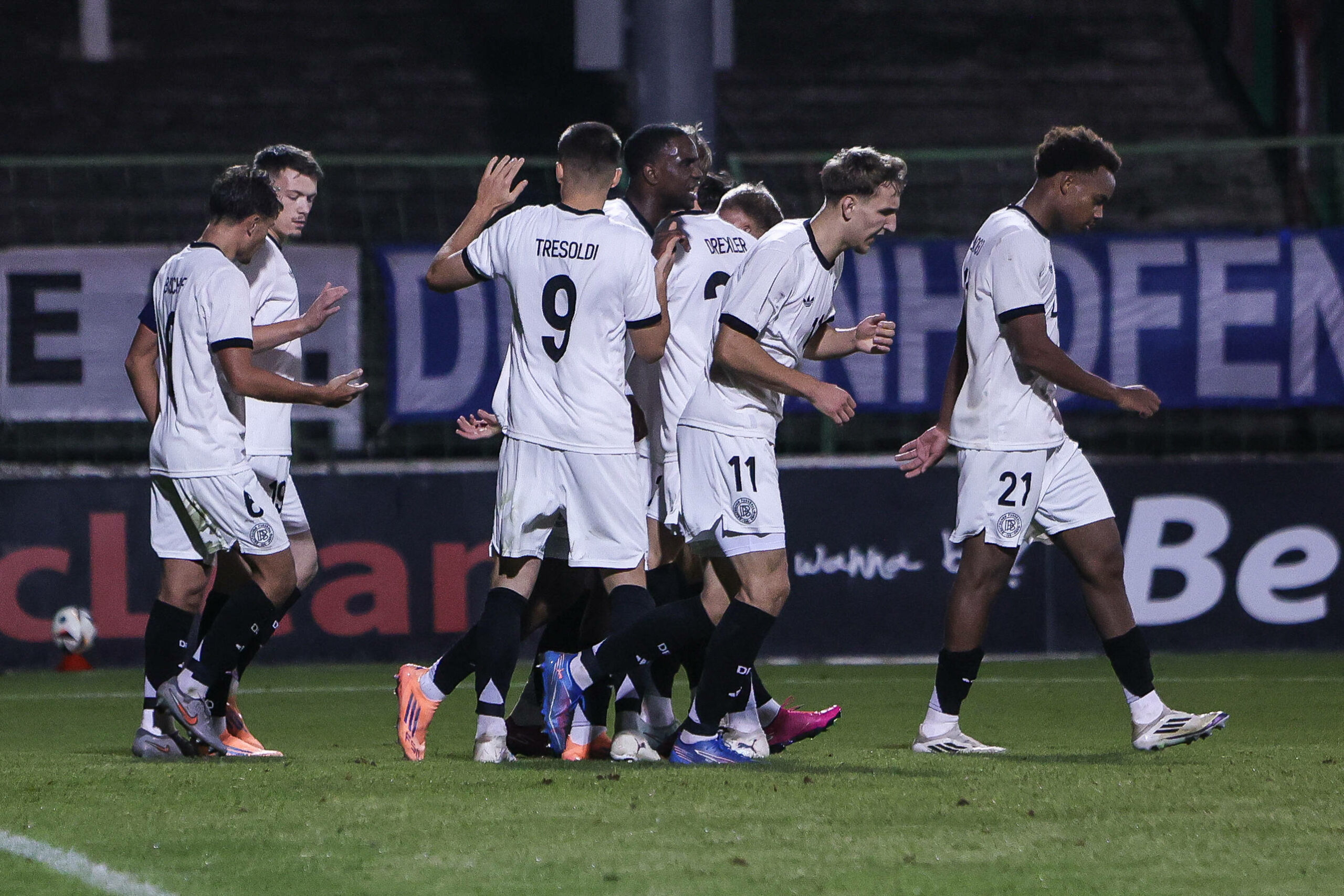 Verhaltener Jubel bei der U-21 Nationalmannschaft nach dem Tor zum 2:1 Dzenan Pejcinovic