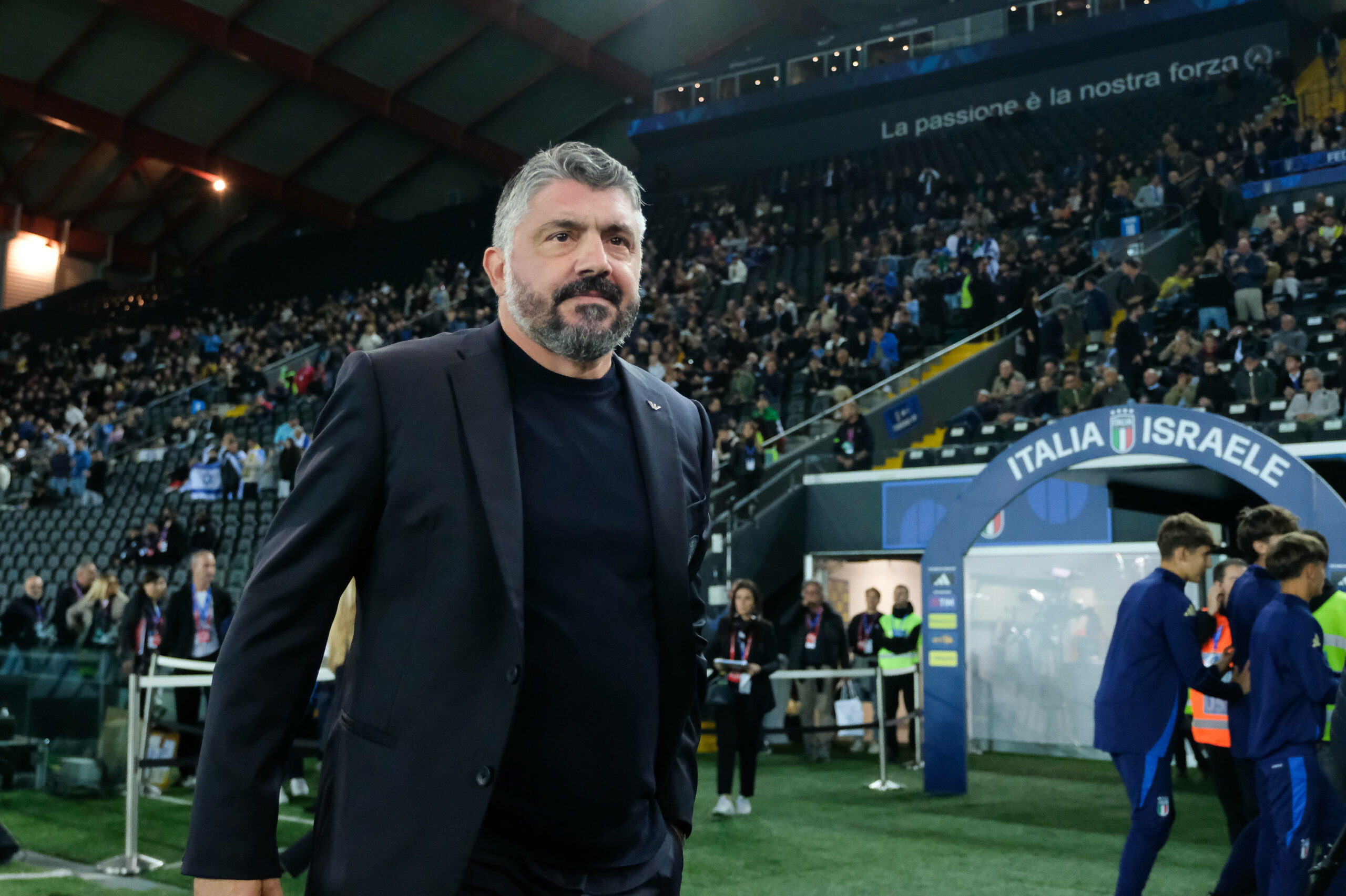 Italiens Nationaltrainer Gennaro Gattuso im Anzug an der Seitenlinie vor dem Spiel gegen Israel