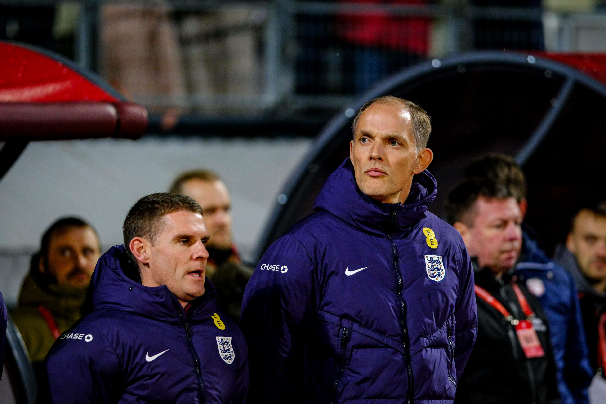 Thomas Tuchel schaut beim Länderspiel in Lettland zur Seite.