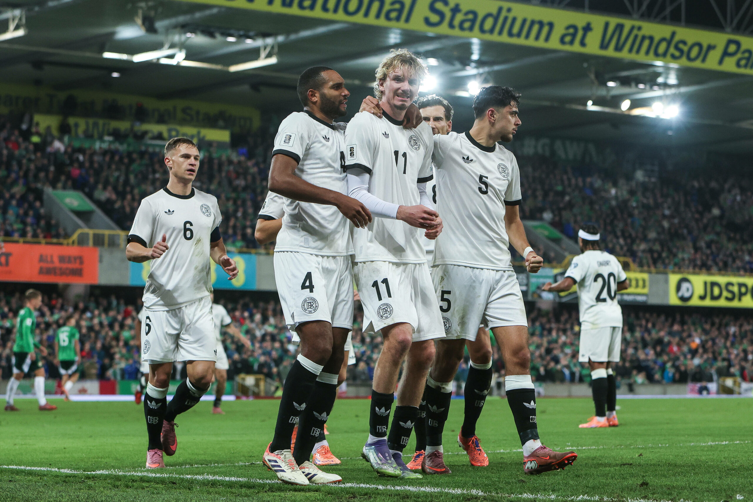 Nick Woltemade jubelt in Nordirland mit Jonathan Tah und Aleksandar Pavlovic über sein Tor.