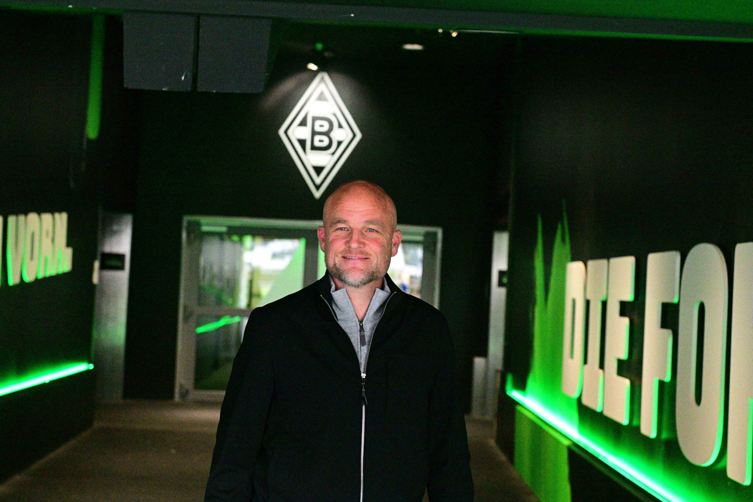 Rouven Schröder neuer Sportchef bei Borussia Mönchenglabach im Spielertunnel des Borussia-Parks mit dem Gladbach Wappen im Hintergrund