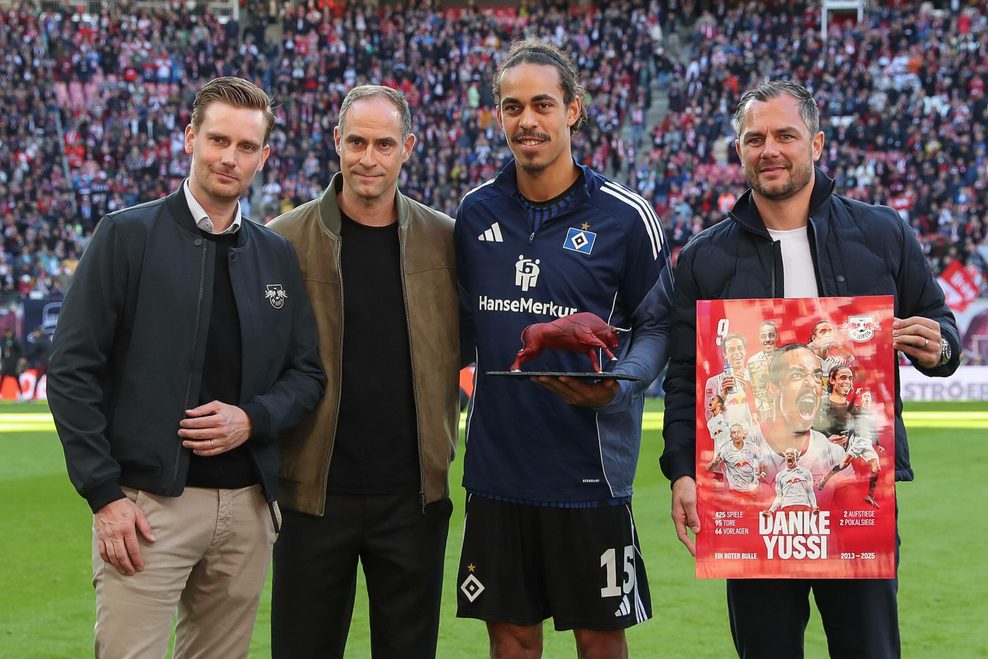 Yussuf Poulsen neben den RB-Leipzig-Bossen