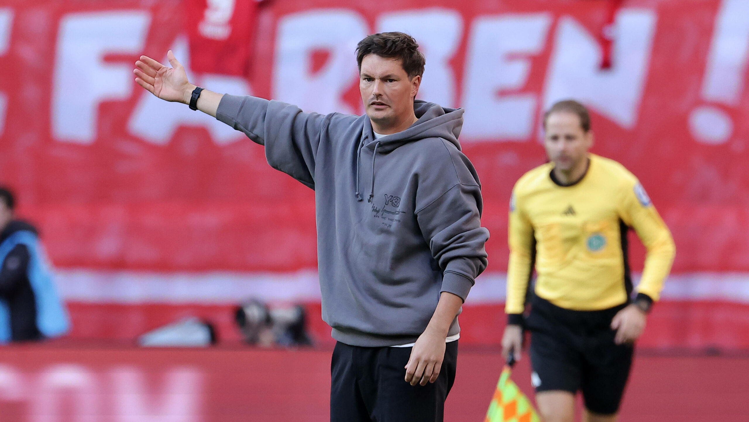 HSV-Trainer Merlin Polzin zeigt nach rechts