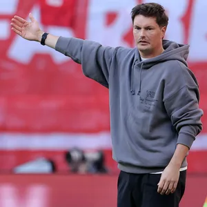 HSV-Trainer Merlin Polzin zeigt nach rechts