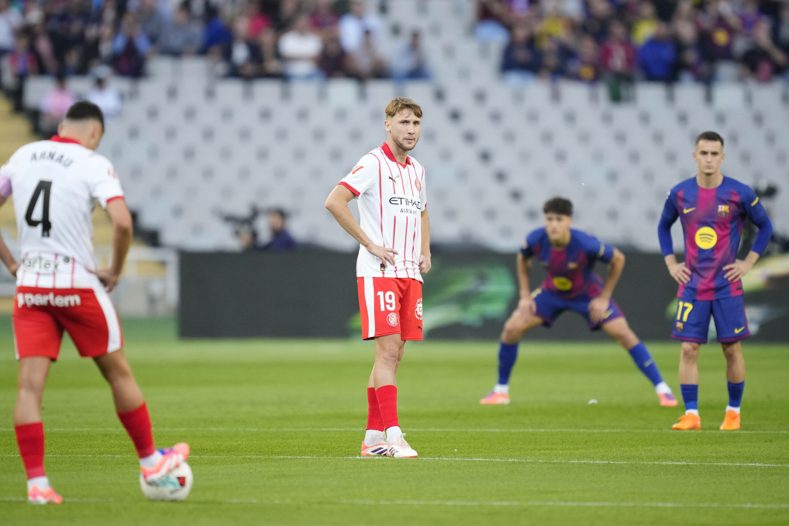 Regungslose Spieler von Girona und Barca