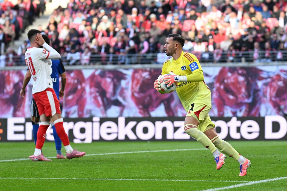 HSV-Torhüter Daniel Heuer Fernandes in Leipzig mit dem Ball in der Hand.