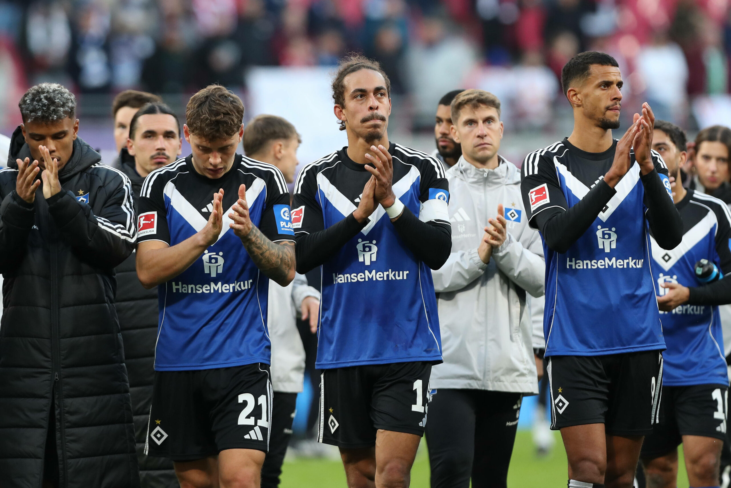 Die HSV-Profis klatschen vor der Fankurve