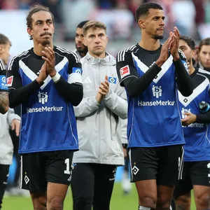 Die HSV-Profis klatschen vor der Fankurve