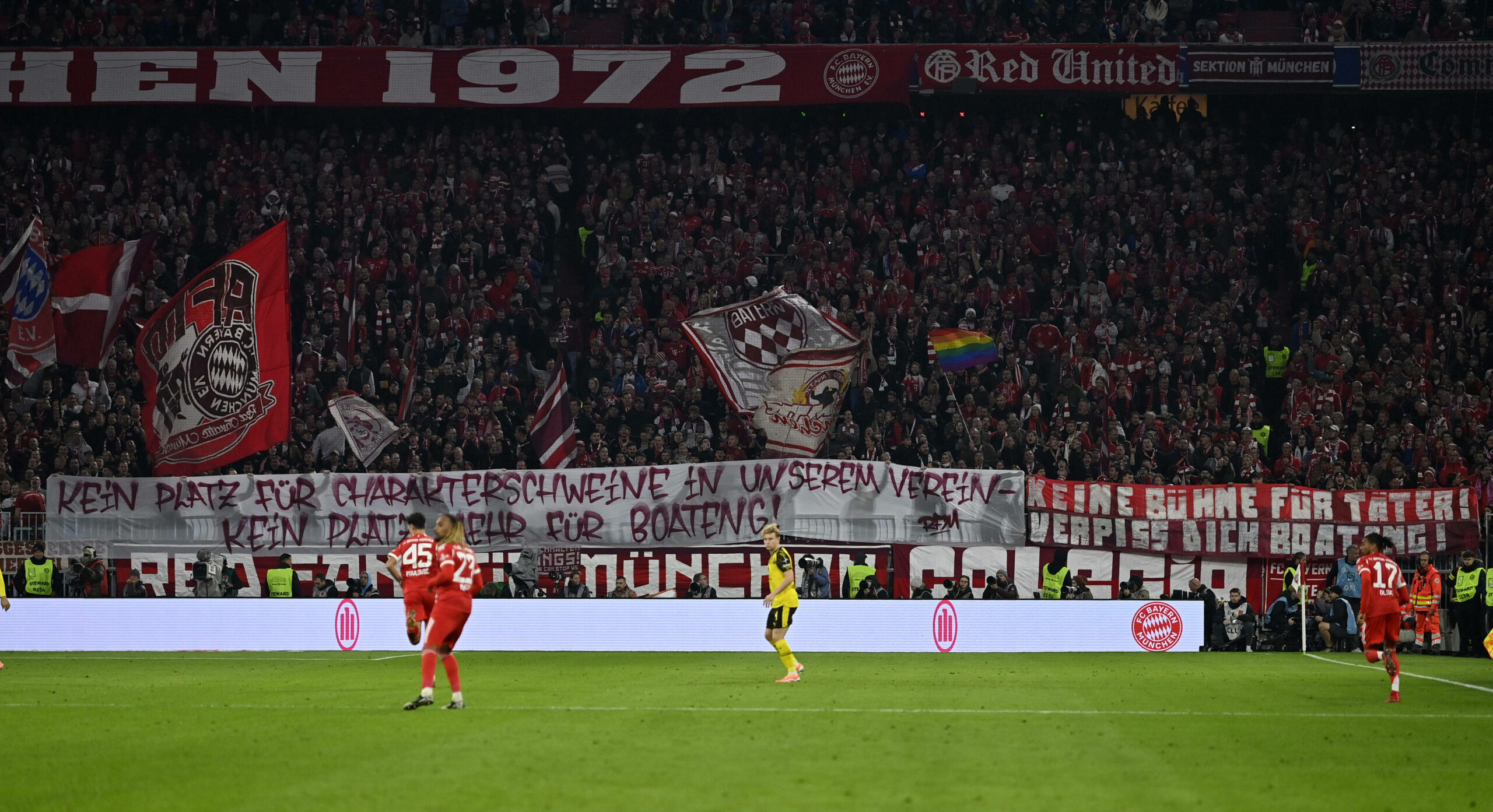 Bayern-Fan-Spruchbänder gegen Jerome Boateng