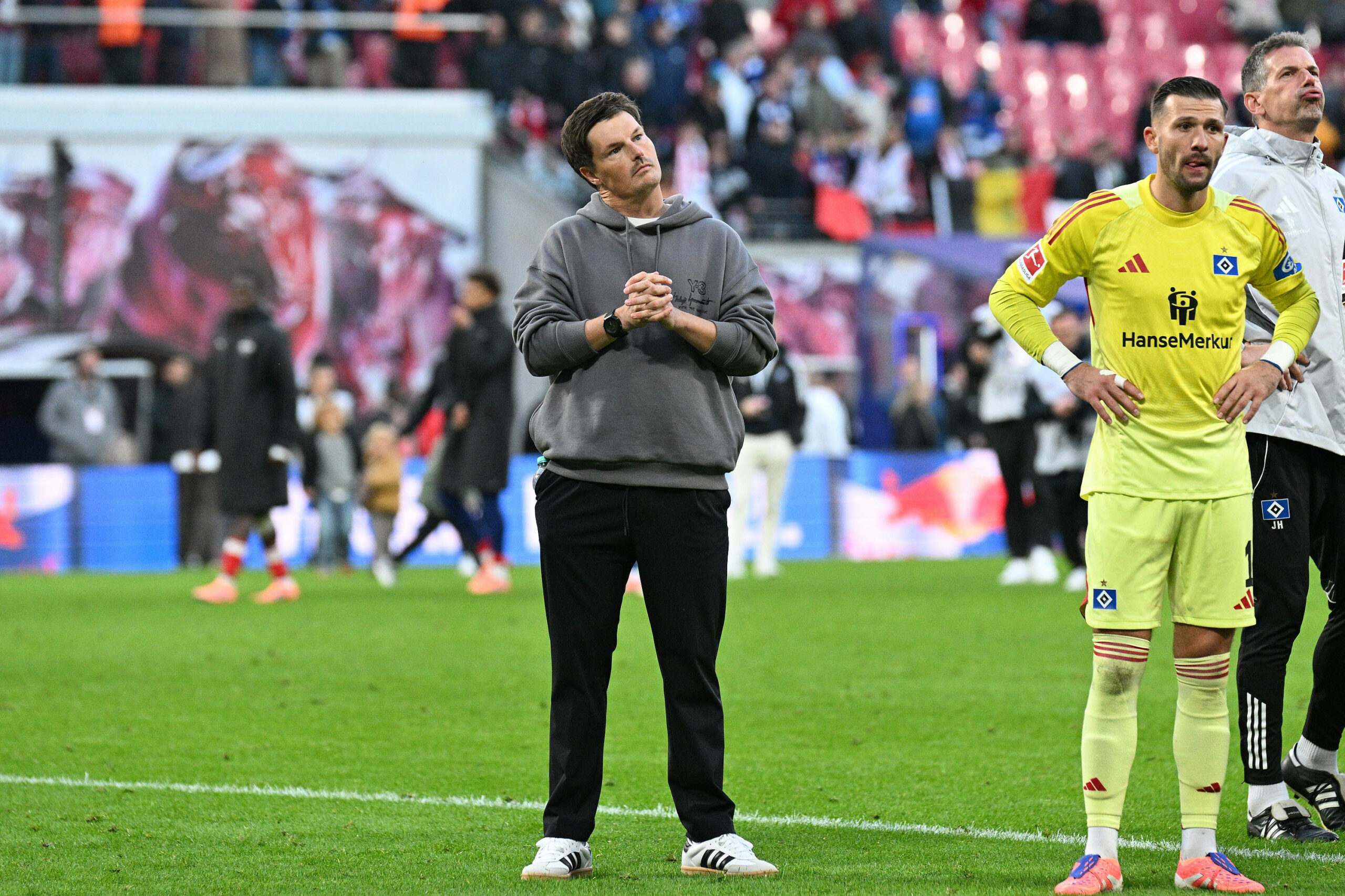 Merlin Polzin, Daniel Heuer Fernandes und Jan Hasenkamp vor der HSV-Fankurve in Leipzig