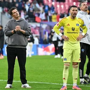 Merlin Polzin, Daniel Heuer Fernandes und Jan Hasenkamp vor der HSV-Fankurve in Leipzig