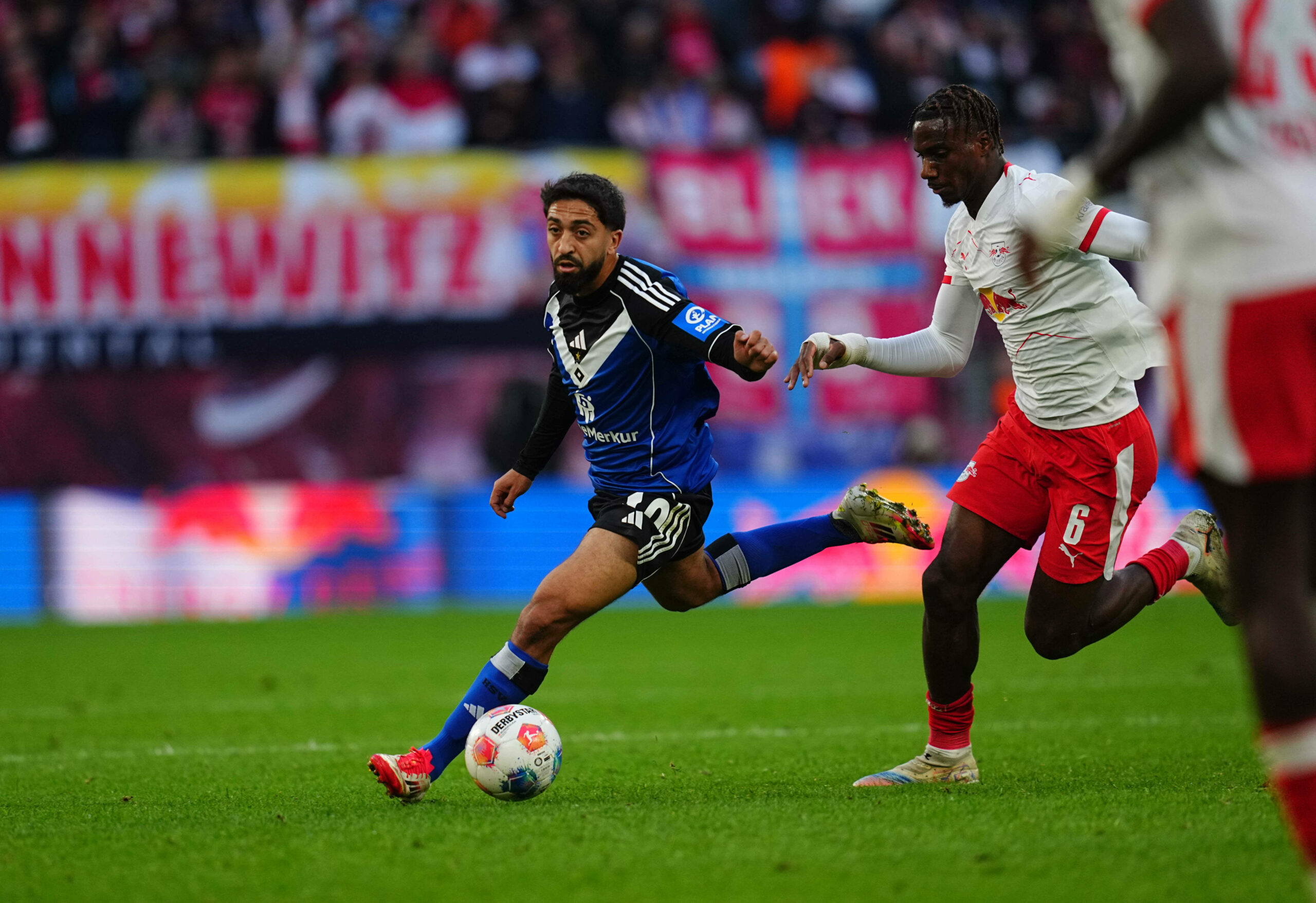 Immanuel Pherai dribbelt in Leipzig am Ball