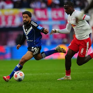 Immanuel Pherai dribbelt in Leipzig am Ball