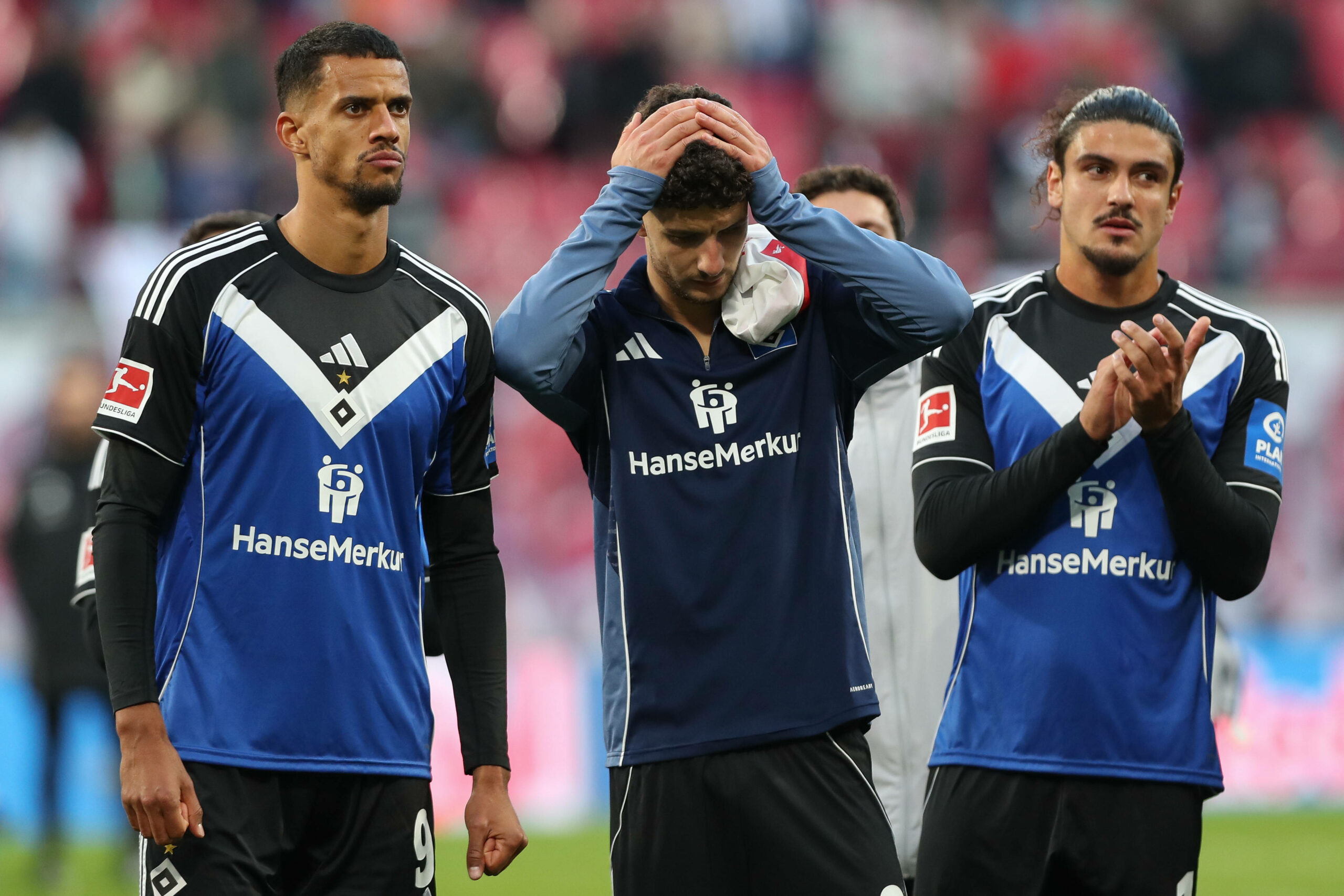Robert Glatzel, Daniel Elfadli und Guilherme Ramos vor den HSV-Fans