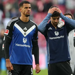 Robert Glatzel, Daniel Elfadli und Guilherme Ramos vor den HSV-Fans
