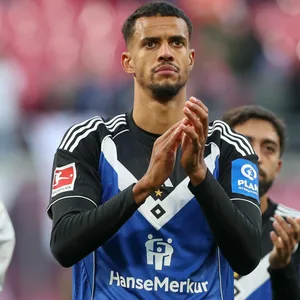 Robert Glatzel klatscht in die Hände