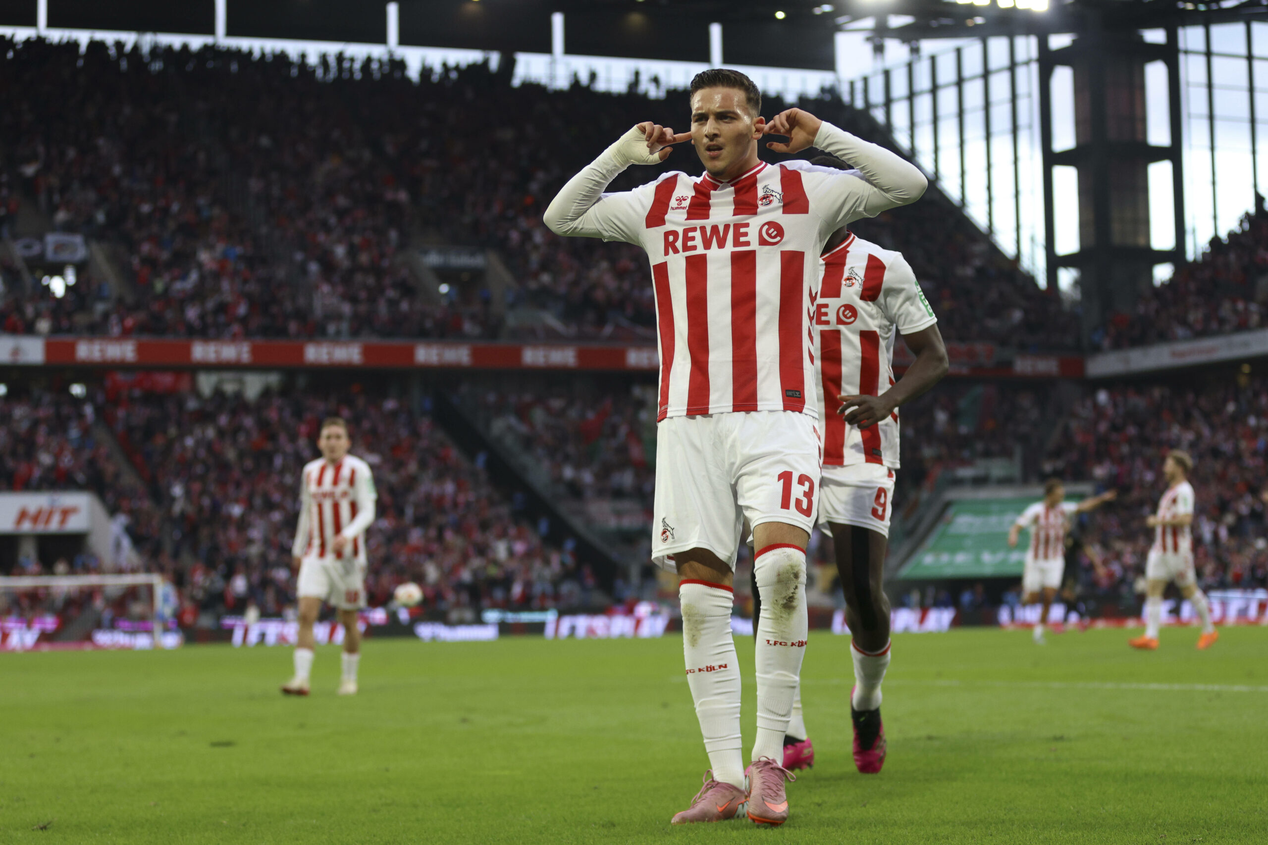 Said El Mala (1. FC Köln) jubelt über seinen Treffer zum 1:1 gegen den FC Augsburg
