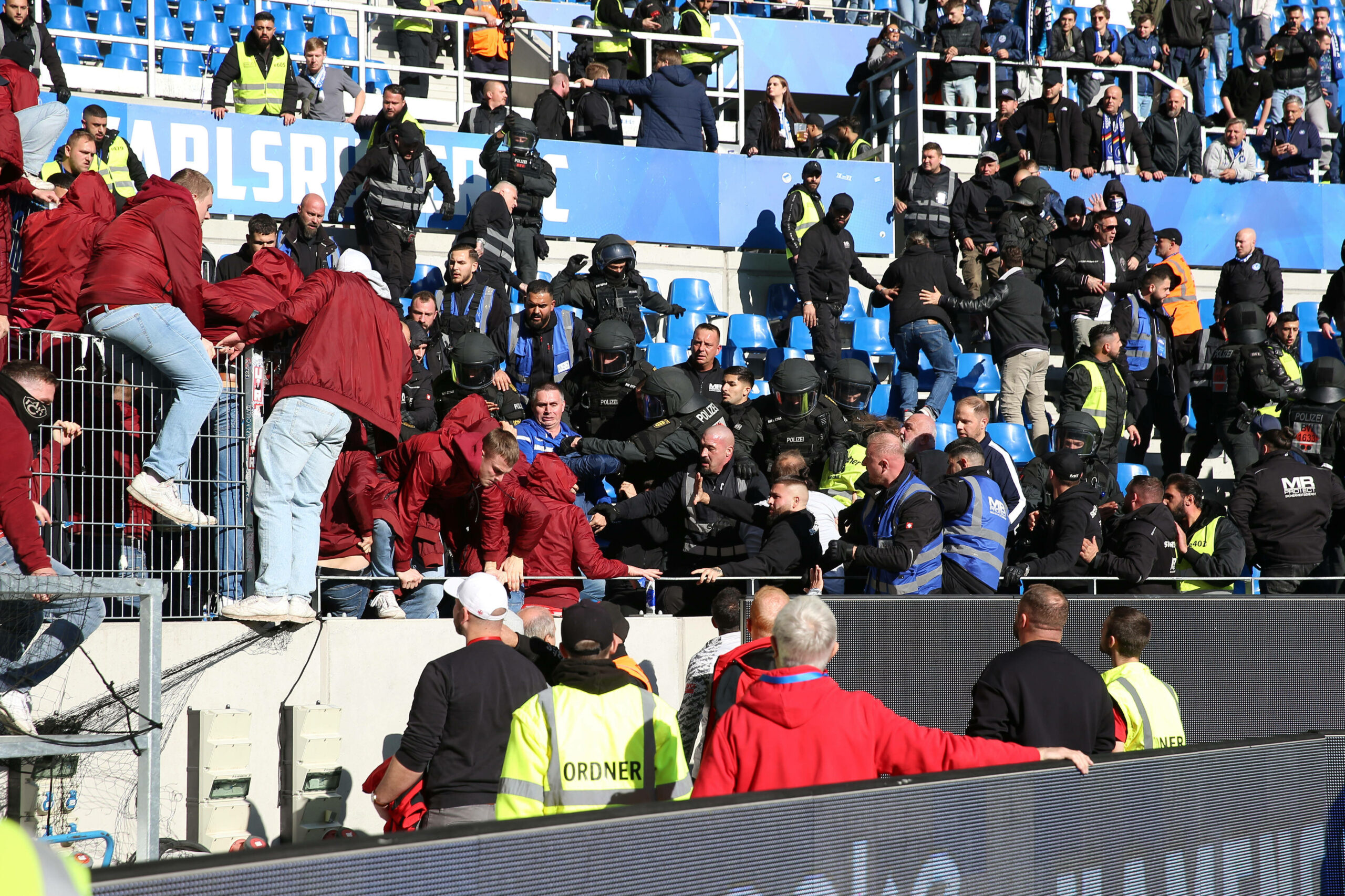 Fans des 1. FC Kaiserslautern prügeln sich mit Fans des Karlsruher SC und der Polizei