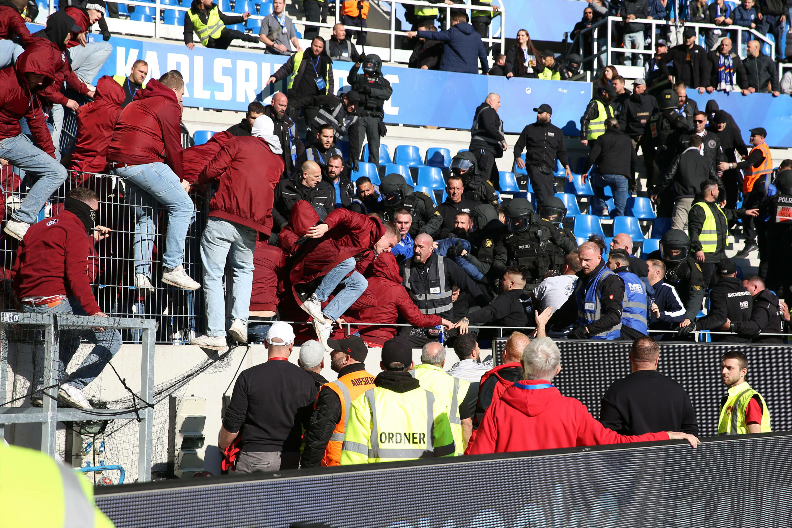 Fans randalieren im Stadion des Karlsruher SC