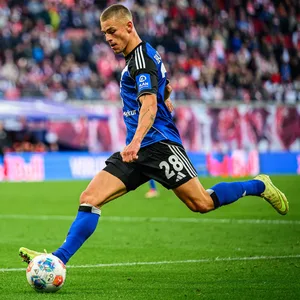 Miro Muheim schlägt eine Flanke