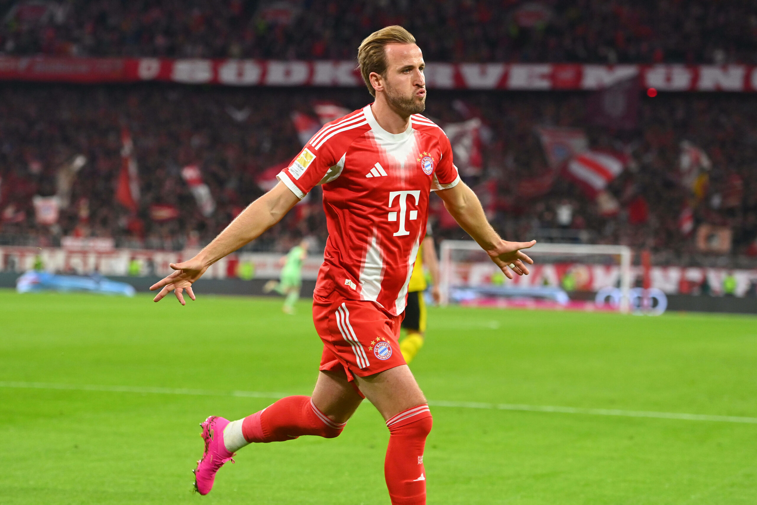 Harry Kane jubelt mit ausgebreiteten Armen und aufgepusteten Backen.