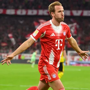 Harry Kane jubelt mit ausgebreiteten Armen und aufgepusteten Backen.