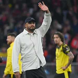 Kompany winkt