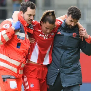 Lena Oberdorf wird mit bandagierten Knie vom Platz gebracht
