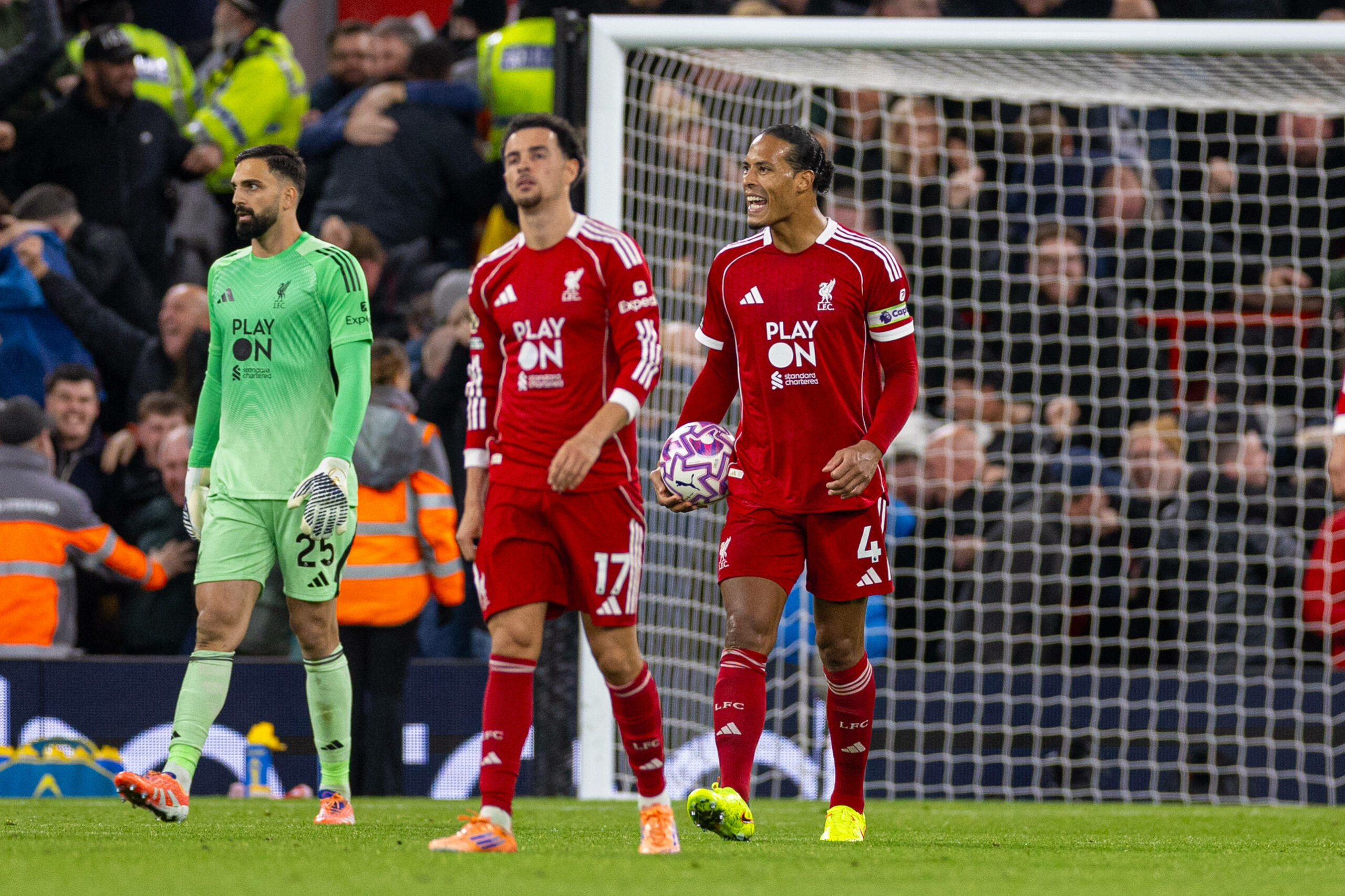 Frust bei Giorgi Mamardashvili, Curtis Jones und Virgil Van Dijk vom FC Liverpool