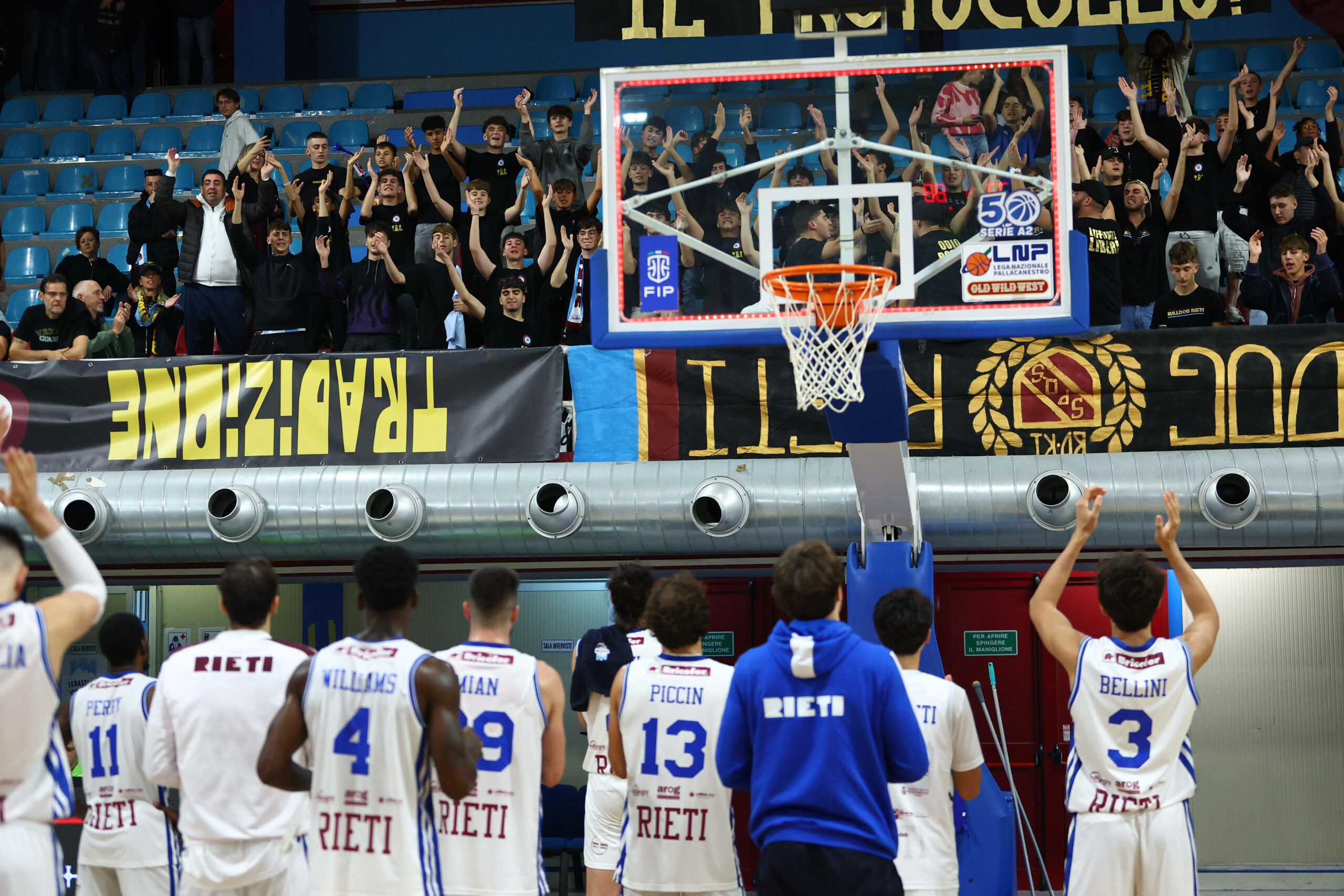 Fans des italienischen Basketball-Zweitligisten Real Sebastian Rieti feiern mit ihrem Team nach dem Spiel gegen Pistoia Basket