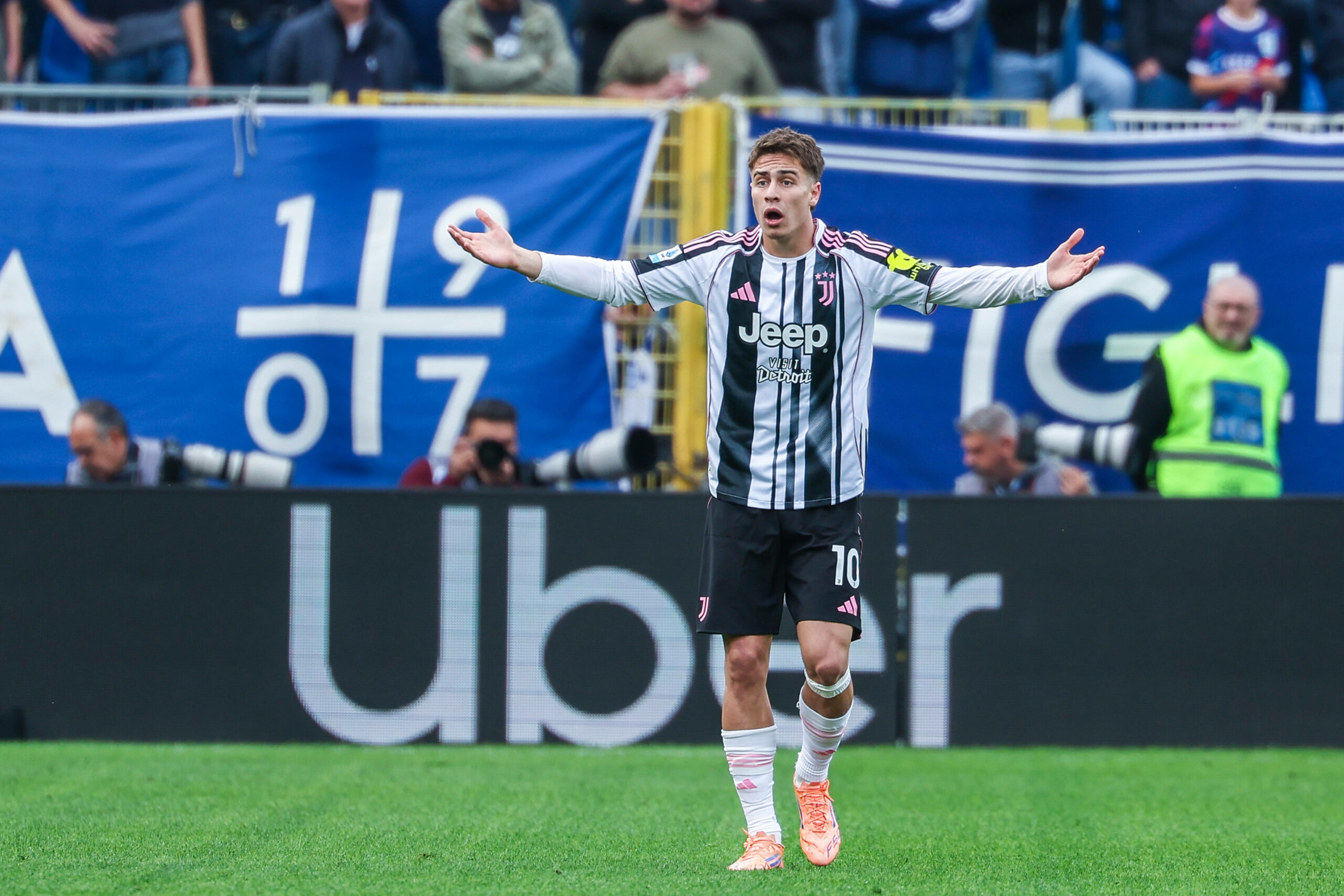 Kenan Yildiz (Juve) mit ausgestreckten Armen und fragenden Blick.
