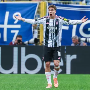 Kenan Yildiz (Juve) mit ausgestreckten Armen und fragenden Blick.